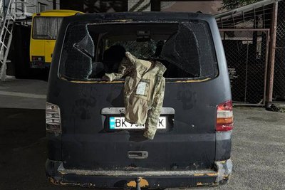 У Луцьку 30 цивільних побили авто ТЦК та СП та двох військовослужбовців У Луцьку 30 цивільних побили авто ТЦК та СП та двох військовослужбовців