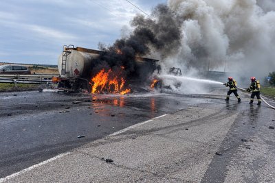 На Кіровоградщині вантажівка з цистерною загорілася та врізалася в автомобіль На Кіровоградщині вантажівка з цистерною загорілася та врізалася в автомобіль