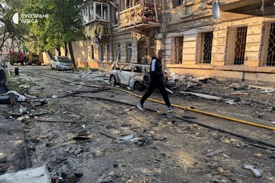 Згорілі автівки та пошкоджені будинки в центрі Одеси: фото наслідків нічної атаки Згорілі автівки та пошкоджені будинки в центрі Одеси: фото наслідків нічної атаки