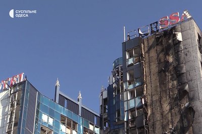 "Псував весь вид": що думають одесити про руйнування готелю на морвокзалі після влучання ракети "Псував весь вид": що думають одесити про руйнування готелю на морвокзалі після влучання ракети