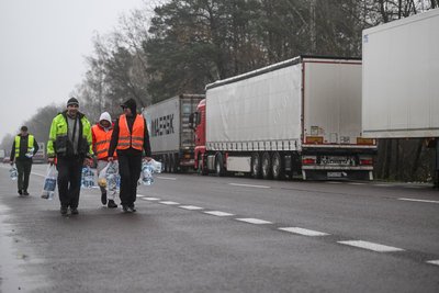 Українські водії вантажівок несуть їжу та воду біля кордону у Дорогуську Українські водії вантажівок несуть їжу та воду біля кордону у Дорогуську