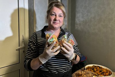 "Коли тривога, виймаю м'ясо і роблю джерки", — волонтерка Лариса Сіліна із Житомира