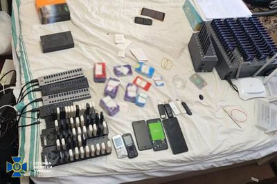 Правоохоронці підозрюють житомирянина в організації ботоферми для поширення фейків про Україну