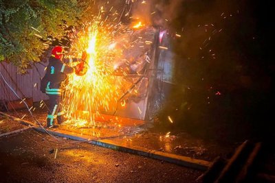 На Одещині внаслідок атаки РФ загорілися дві металеві споруди