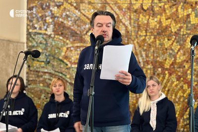 "Навчилася кричати мовчки": на одеському вокзалі презентували книгу з історіями залізничників про евакуацію "Навчилася кричати мовчки": на одеському вокзалі презентували книгу з історіями залізничників про евакуацію