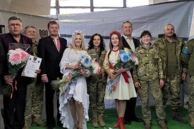 У Харкові на фасаді побитого уламками ракети РФ театрі намалювали мурал У Харкові на фасаді побитого уламками ракети РФ театрі намалювали мурал