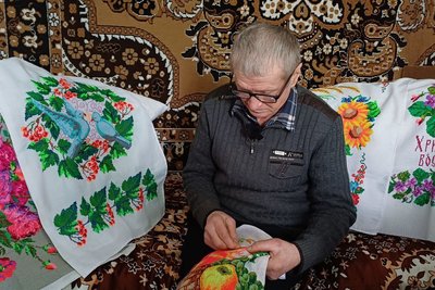 "Буває і до ранку вишиваю", — Валерій Кириченко з Житомирщини захопився вишивкою понад 50 років тому "Буває і до ранку вишиваю", — Валерій Кириченко з Житомирщини захопився вишивкою понад 50 років тому