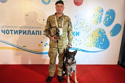 Волинський прикордонник та його службовий пес Гуді отримали нагороду за службу Волинський прикордонник та його службовий пес Гуді отримали нагороду за службу