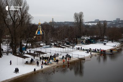 Вид на набережну Дніпра у Гідропарку на Водохреща