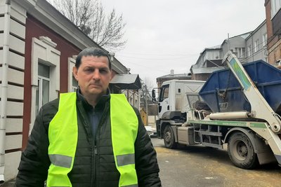 Пошкоджені обстрілами меблі та розбиті вікна у Харкові викидають у спецконтейнери Пошкоджені обстрілами меблі та розбиті вікна у Харкові викидають у спецконтейнери