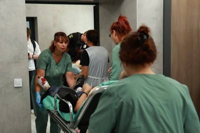 Лікарі везуть пораненого внаслідок російських ударів по передмістю Харкова Лікарі везуть пораненого внаслідок російських ударів по передмістю Харкова