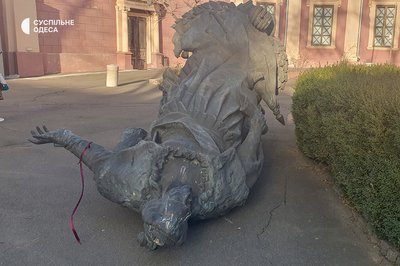 Пам'ятники Катерині II та Суворову в Одесі перенесли до музею Пам'ятники Катерині II та Суворову в Одесі перенесли до музею