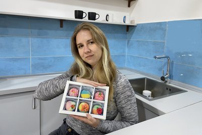 Японські десерти із українською символікою: нечуюча житомирська кондитерка розпочала авторський проєкт Японські десерти із українською символікою: нечуюча житомирська кондитерка розпочала авторський проєкт