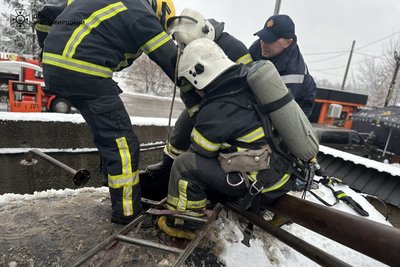 На Житомирщині троє людей впали в ємність для пального — їх діставали рятувальники На Житомирщині троє людей впали в ємність для пального — їх діставали рятувальники