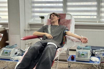 Зібрали близько 10 літрів крові: в молодіжному центру УжНУ провели "День донора" Зібрали близько 10 літрів крові: в молодіжному центру УжНУ провели "День донора"