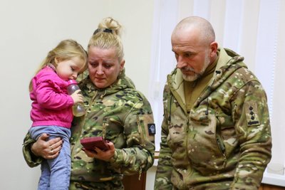 У Житомирі рідним полеглих воїнів передали державні та відомчі нагороди У Житомирі рідним полеглих воїнів передали державні та відомчі нагороди
