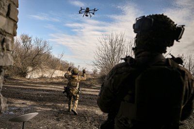 Український військовослужбовець керує безпілотником Український військовослужбовець керує безпілотником