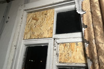 Закриті OSB-плитами вікна в будинку Галини Новікової в Холодногірському районі Харкова, 30 вересня 2025 року Закриті OSB-плитами вікна в будинку Галини Новікової в Холодногірському районі Харкова, 30 вересня 2025 року