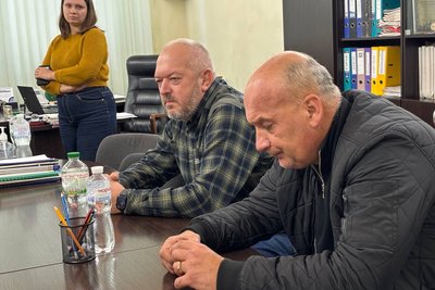 Сажа і шум у місті на Житомирщині: люди прийшли на зустріч із директором фабрики Сажа і шум у місті на Житомирщині: люди прийшли на зустріч із директором фабрики