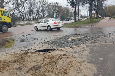 Яма на проспекті у Житомирі — місцеві жителі скаржаться на незручності, комунальники обіцяють залатати Яма на проспекті у Житомирі — місцеві жителі скаржаться на незручності, комунальники обіцяють залатати