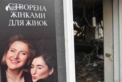 Обвал частини будинку, пошкоджені квартири та вибиті вікна: фото наслідків атаки РФ на Одесу