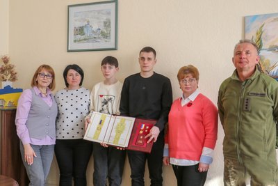 У Житомирі рідним Героя України Андрія Демчика передали орден "Золота Зірка"