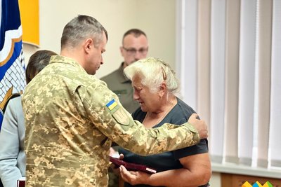 У Житомирі рідним полеглих захисників України передали ордени "За мужність" У Житомирі рідним полеглих захисників України передали ордени "За мужність"