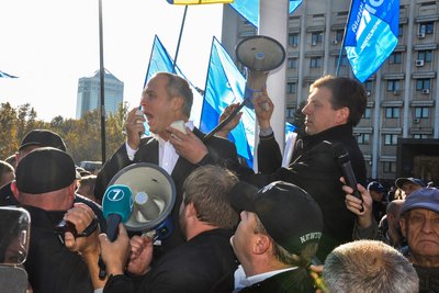 Нестор Шуфрич (в центрі) під час мітингу у Києві Нестор Шуфрич (в центрі) під час мітингу у Києві