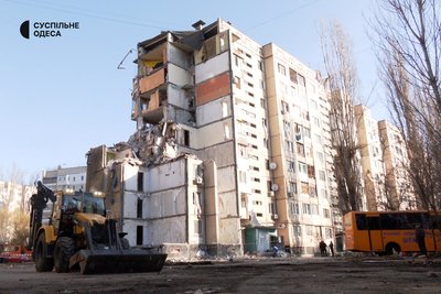 Дитячі іграшки, квіти та лампадки: в Одесі розгорнули стихійний меморіал біля будинку, в який влучив російський дрон Дитячі іграшки, квіти та лампадки: в Одесі розгорнули стихійний меморіал біля будинку, в який влучив російський дрон