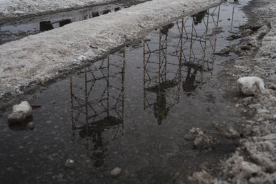 Робітники встановлюють антидронові сітки на кільцевій дорозі на північній околиці Харкова, січень 2026 року Робітники встановлюють антидронові сітки на кільцевій дорозі на північній околиці Харкова, січень 2026 року