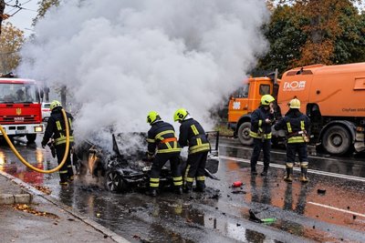 У Житомирі загорілося авто після зіткнення з тролейбусом: двоє людей загинули У Житомирі загорілося авто після зіткнення з тролейбусом: двоє людей загинули