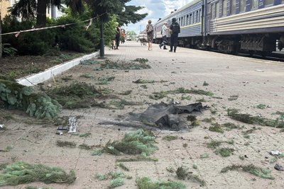 Обстріл Сум: уламки БпЛА впали на вокзал, є поранений Обстріл Сум: уламки БпЛА впали на вокзал, є поранений