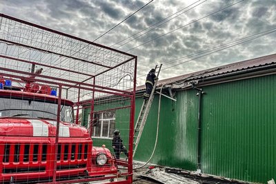 Рятувальник на даху магазину в Золочеві, куди влучив російський дрон, 12 квітня 2026 року Рятувальник на даху магазину в Золочеві, куди влучив російський дрон, 12 квітня 2026 року