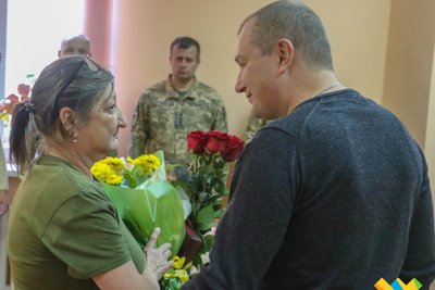 У Житомирі сім'ям загиблих військових передали нагороди, одну з них захиснику присвоїли прижиттєво У Житомирі сім'ям загиблих військових передали нагороди, одну з них захиснику присвоїли прижиттєво