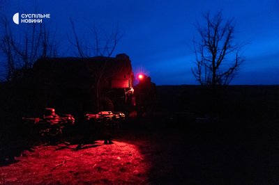 бійці батальйону "Ахіллес" готуються до роботи з безпілотником "Вампір" бійці батальйону "Ахіллес" готуються до роботи з безпілотником "Вампір"