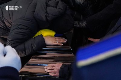 Сім'я загиблого державного секретаря МВС Юрія Лубковича біля труни з його тілом під час церемонії поховання на Байковому кладовищі, Київ, 21 січня 2023 року.