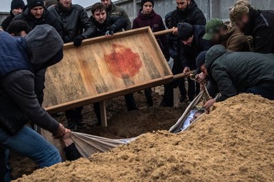 Побратими та друзі опускають тіло Сулеймана Кадирова, бійця спецпідрозділу "Крим", у могилу на кладовищі біля села Чайки на Київщині, 22 січня 2023 року. Побратими та друзі опускають тіло Сулеймана Кадирова, бійця спецпідрозділу "Крим", у могилу на кладовищі біля села Чайки на Київщині, 22 січня 2023 року.