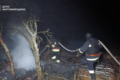 Обстріли військ РФ вночі 25 грудня — у Житомирському районі горіла господарська споруда Обстріли військ РФ вночі 25 грудня — у Житомирському районі горіла господарська споруда