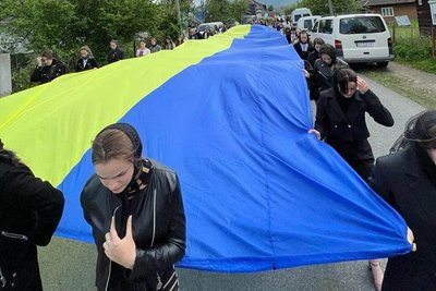 У Синевирі попрощалися із полеглим на війні захисником Василем Сятинею У Синевирі попрощалися із полеглим на війні захисником Василем Сятинею
