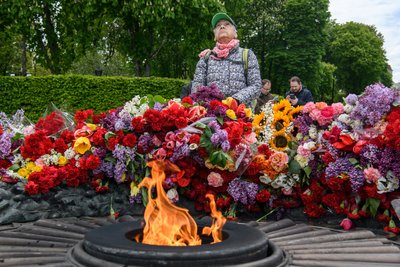 Жінка біля Меморіалу Вічної Слави у Києві 9 травня 2023 року