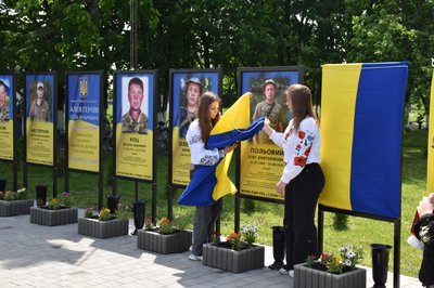 Герої житимуть, поки житиме пам'ять про них: у громаді на Житомирщині відкрили Алею Героїв Герої житимуть, поки житиме пам'ять про них: у громаді на Житомирщині відкрили Алею Героїв