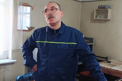 "Жінкам — червоні, чоловікам — сині": як у Луцьку виготовляють труни