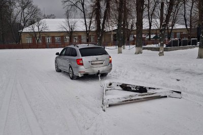 Пристрій із підручних матеріалів — староста у громаді на Житомирщині власноруч розчищає сільські дороги від снігу Пристрій із підручних матеріалів — староста у громаді на Житомирщині власноруч розчищає сільські дороги від снігу