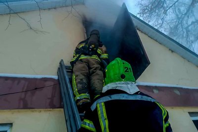 Рятувальники ліквідували пожежу в будівлі старостату на Житомирщині Рятувальники ліквідували пожежу в будівлі старостату на Житомирщині