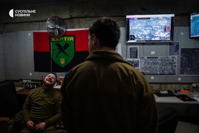 Бійці добровольчого формування "Хартія" в командному пункті спостереження у Бахмуті, лютий 2023 року