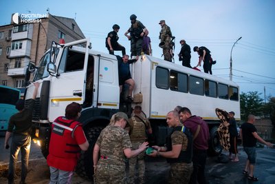 Рятувальна операція у Херсоні через прорив дамби Каховської ГЕС