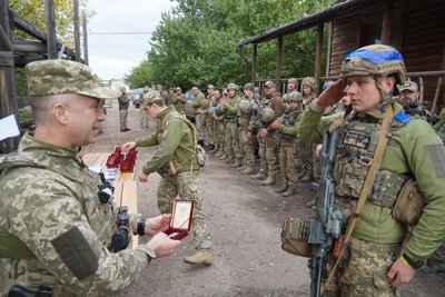 Генерал-полковник вручив нагороди десантникам Генерал-полковник вручив нагороди десантникам