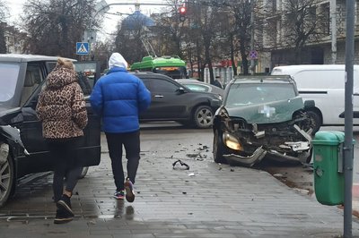 На перехресті у Житомирі не розминулися Land Rover та Nissan: які наслідки ДТП На перехресті у Житомирі не розминулися Land Rover та Nissan: які наслідки ДТП