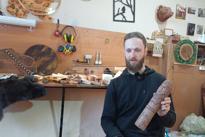 Сам опанував ремесло: майстер з Житомирщини виготовляє вироби з деревини і прикрашає їх різьбленими візерунками Сам опанував ремесло: майстер з Житомирщини виготовляє вироби з деревини і прикрашає їх різьбленими візерунками