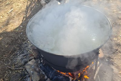 Шурванці, коржі на черені та 3 казани борщу: на Житомирщині влаштували гастрофестиваль "Білий борщ і не тільки" Шурванці, коржі на черені та 3 казани борщу: на Житомирщині влаштували гастрофестиваль "Білий борщ і не тільки"